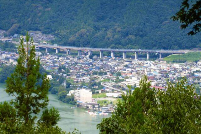 橋のある山間の美しい村の風景