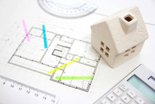 設計図を見ながら計算する模型住宅